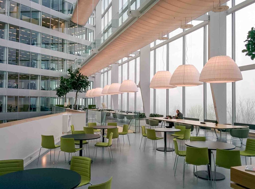 Moderner Loungebereich eines großen Bürohauses
