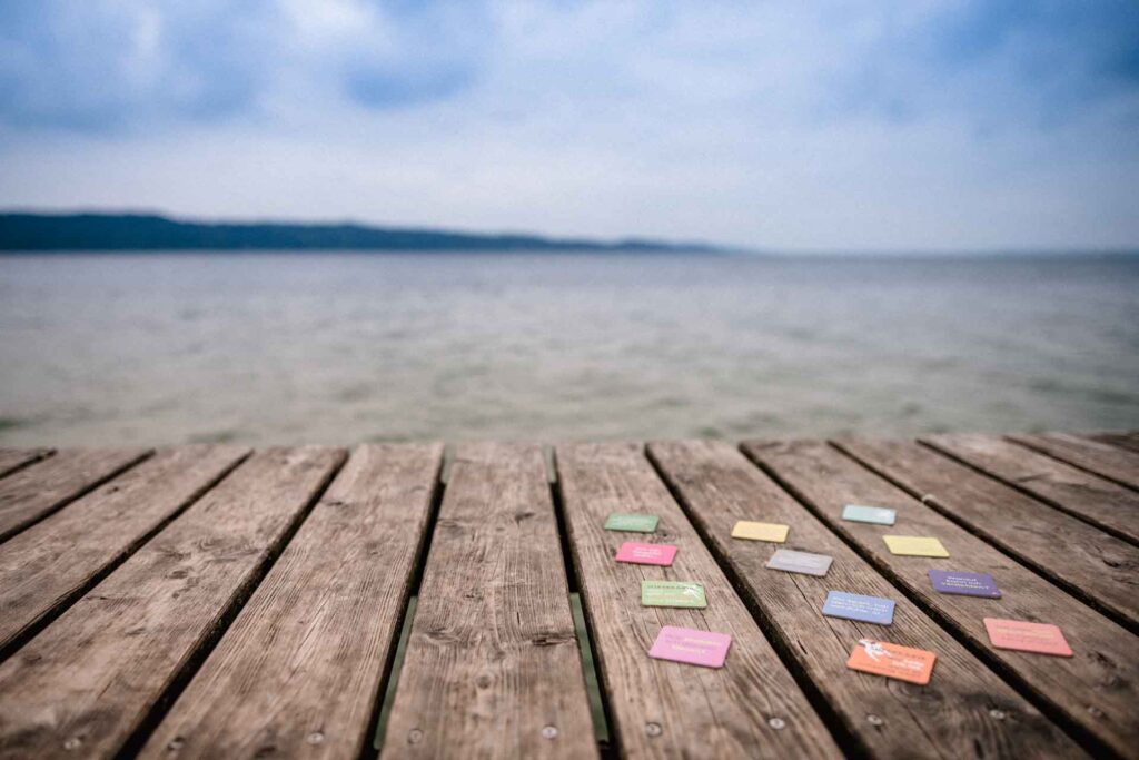 Bunte Karten auf einem Anleger am See